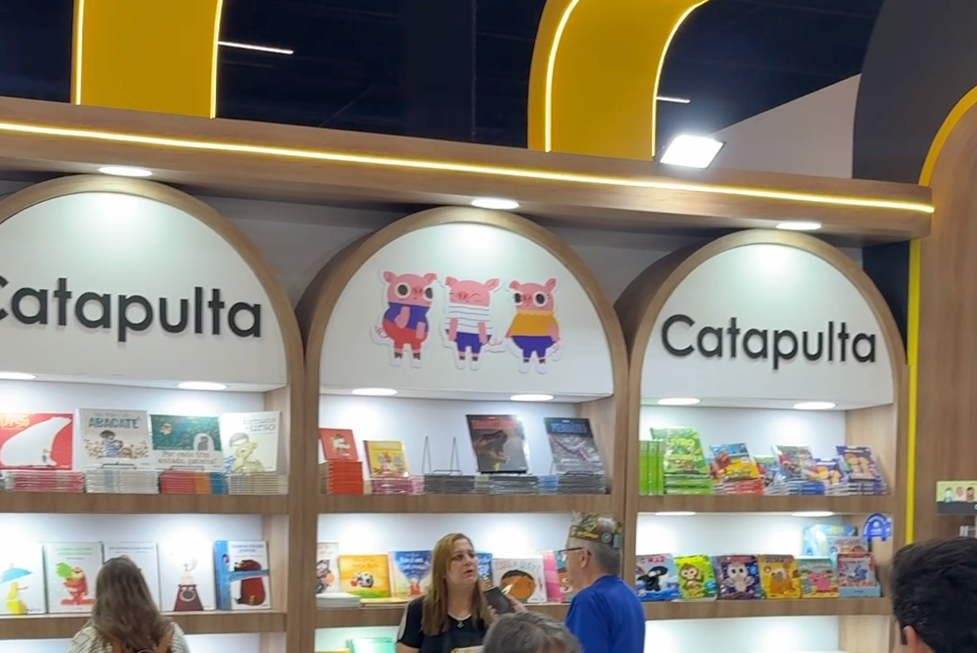 Estande da Catapulta Livros na Bienal
