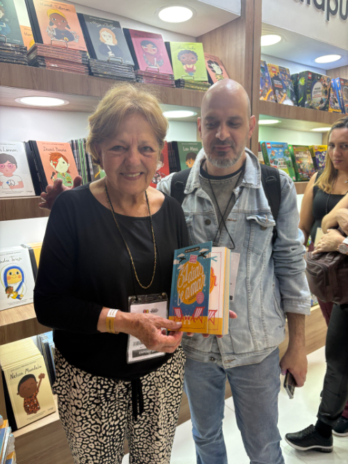 Conversa no estande da Catapulta Livros