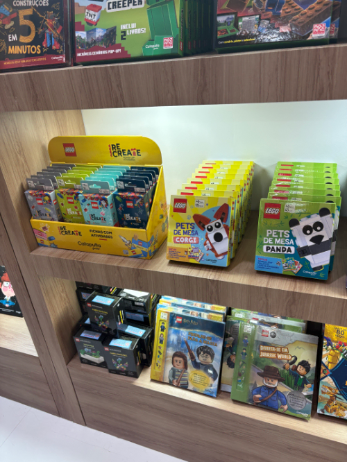 Livros e produtos no estande da Catapulta